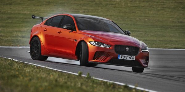 В подразделението Special Vehicle Operations (SVO) на Jaguar Land Rover решиха, че искат да създадат компактен седан, който да има максимална скорост над 320 км/ч. Това доведе до невероятното преобразяване на XE.